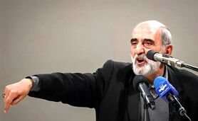 شریعتمداری: حامیان مذاکره یا احمق هستند یا خائن

