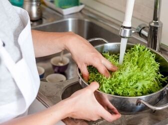 بهترین روش شستن سبزیجات برای سلامت بیشتر