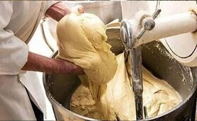 نانوای عصبانی اهوازی خمیرهایش را به در اداره برق چسباند+ ویدئو

