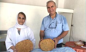 عرضه نان کامل توسط بانوی خلاق گرگانی+ ویدئو

