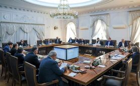 برگزاری جلسات دولت با لامپ خاموش و نور پنجره+ عکس

