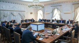 برگزاری جلسات دولت با لامپ خاموش و نور پنجره+ عکس

