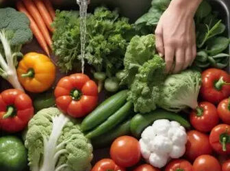 آیا شستن میوه و سبزی با آب خالی برای کاهش باقی‌مانده سموم کافی است؟ 