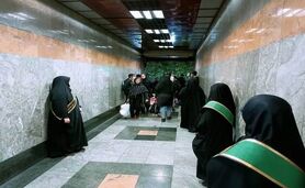 ما محترمانه حجاب سر زنان می‌کنیم


