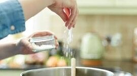 کاهش قند و نمک در محصولات غذایی؛ تغییری کوچک با اثر بزرگ

 