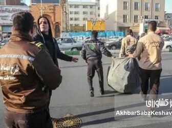 شهرداری با بنر به جنگ دست‌فروشان ایرانشهر رفت
