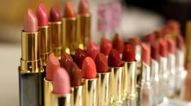 آیا رژ لب‌ها سمی هستند؟

