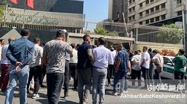 تجمع تولیدکنندگان در مقابل وزارت کشاورزی با شعار «وزیر کشاورزی استعفا، استعفا» 