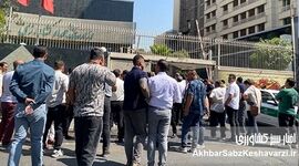 تجمع تولیدکنندگان در مقابل وزارت کشاورزی با شعار «وزیر کشاورزی استعفا، استعفا» 
